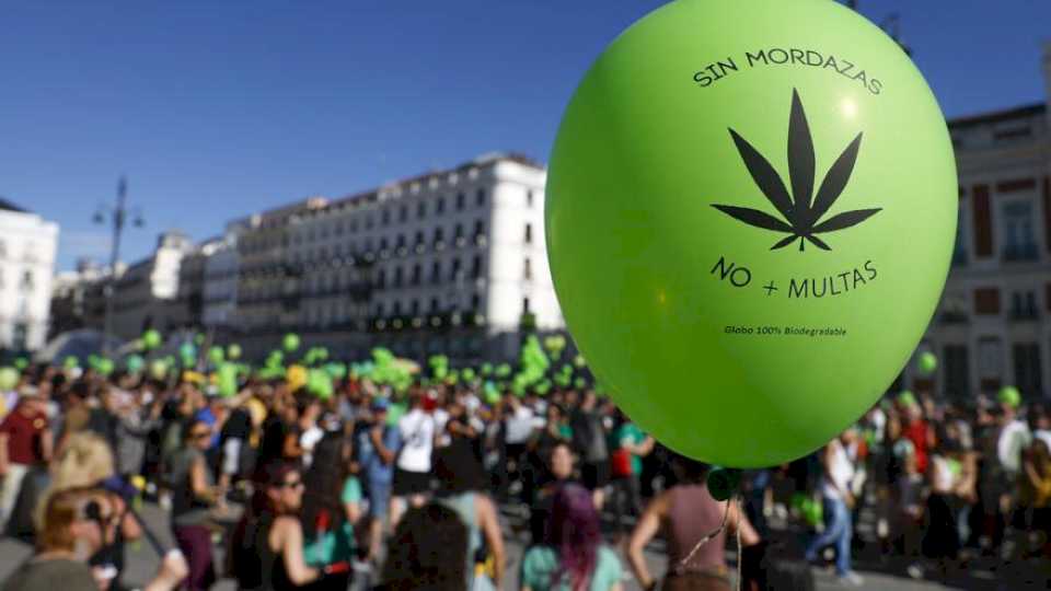 miles-de-personas-piden-en-madrid-legalizar-el-cannabis-en-la-marcha-de-la-marihuana