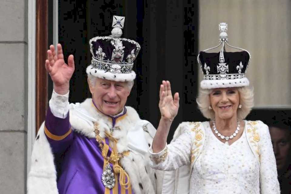 El rey Carlos III y su esposa Camila fueron coronados en una histórica ceremonia