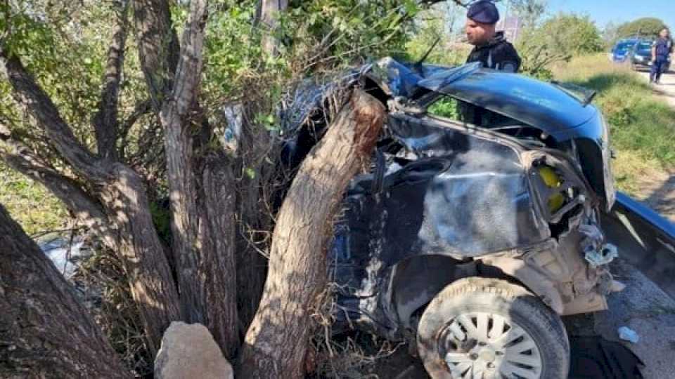 en-cordoba,-una-pareja-asalto-una-casa-y-una-farmacia,-escapo-y-choco-contra-un-arbol:-murio-la-mujer