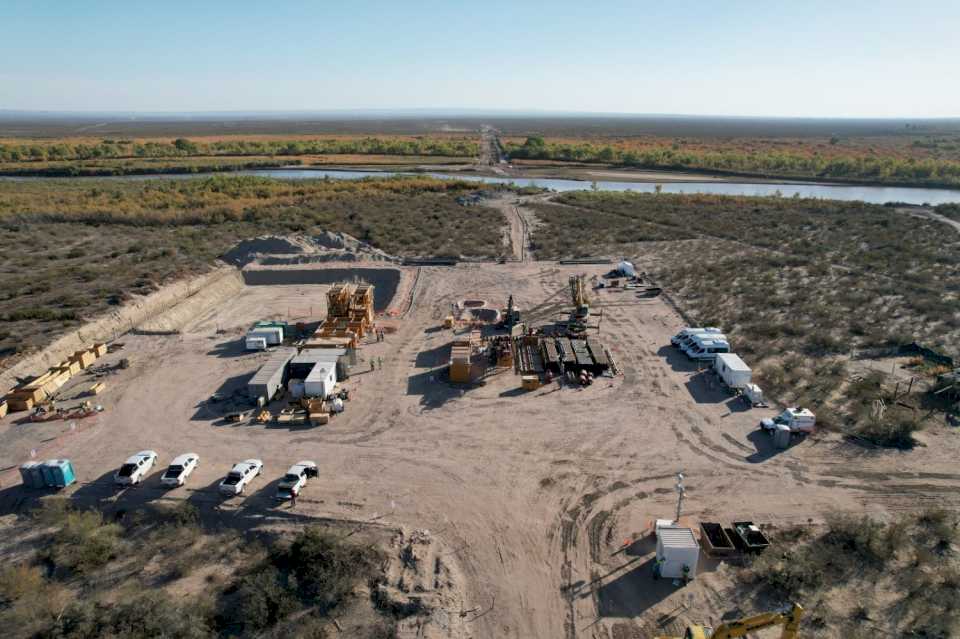 Concluyó el cruce del Gasoducto Néstor Kirchner bajo los ríos Colorado y Salado