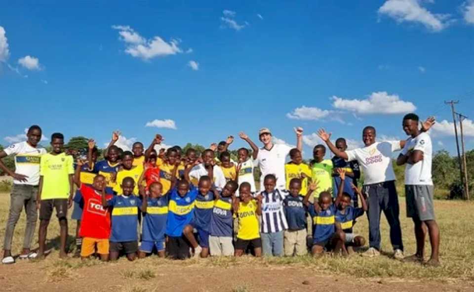 Un argentino realiza una colecta para una cancha de fútbol en Zambia