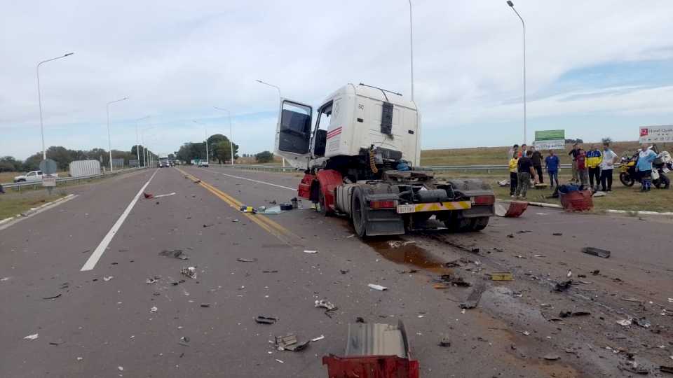 Chocaron dos camiones en el cruce de las rutas 35 y 18