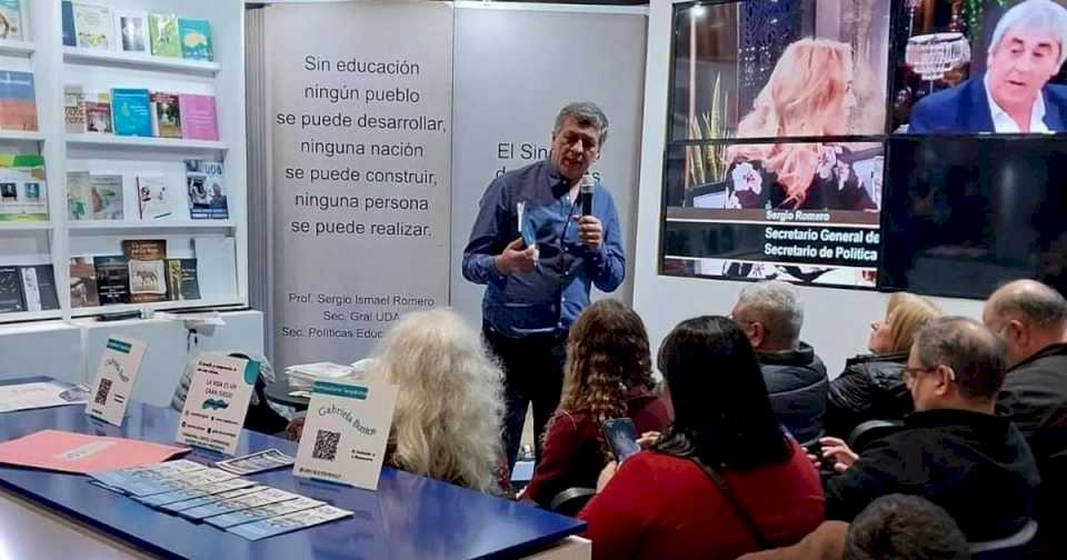 orozco-presento-su-libro-en-la-feria-internacional-del-libro