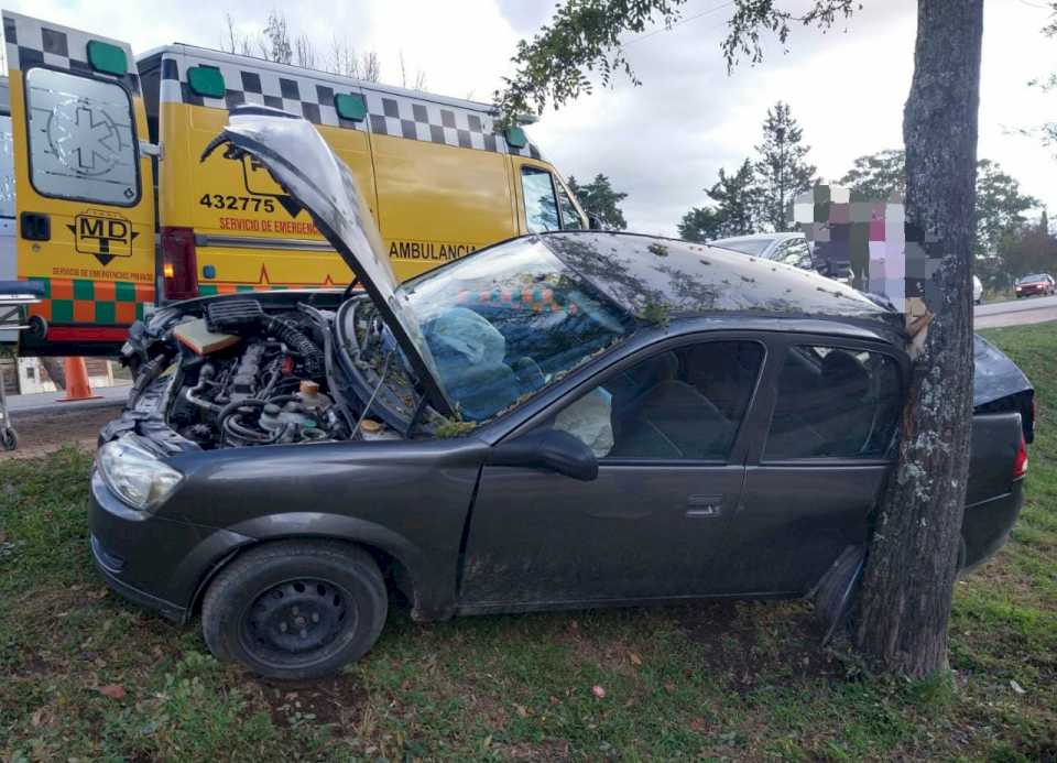 perdio-el-control-de-su-auto-y-se-estrello-contra-un-auto-en-santa-cruz-del-lago