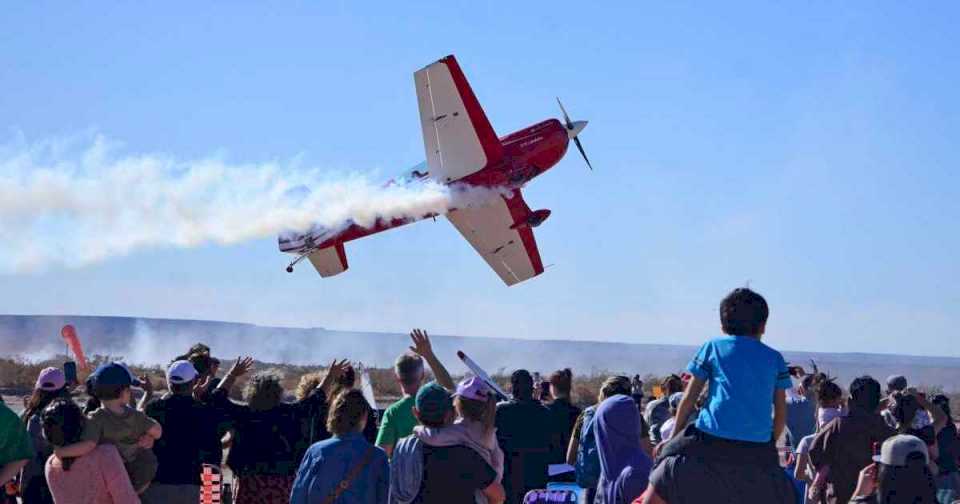 festival-«allen-vuela»:-en-una-tarde-ideal,-el-color-y-la-acrobacia-se-apoderaron-del-cielo