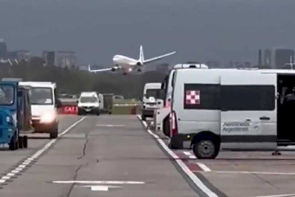 la-arriesgada-maniobra-de-un-avion-de-flybondi-en-aeroparque