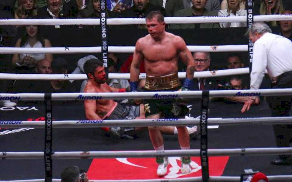 «Canelo» Álvarez venció a Ryder en fallo unánime en su vuelta a México