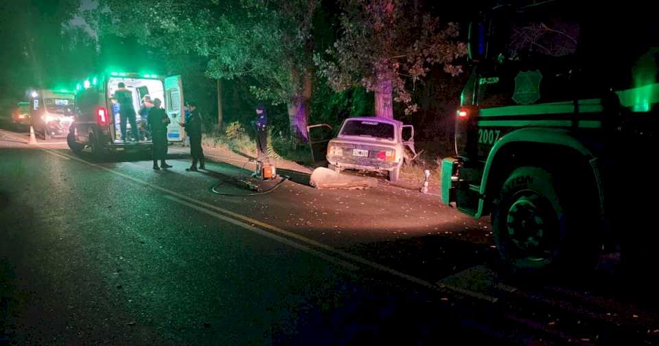 Chocó contra un árbol y murió: hay dos heridos