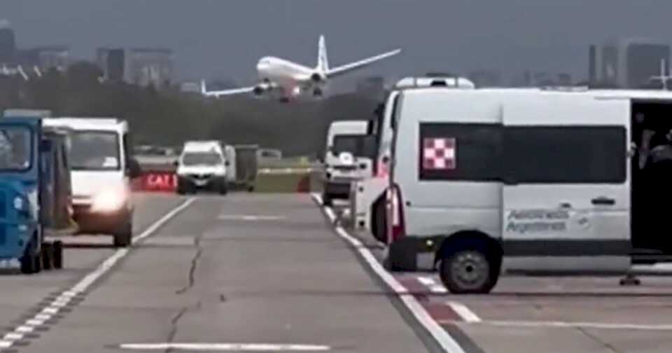 Video: la arriesgada maniobra de un avión en Aeroparque