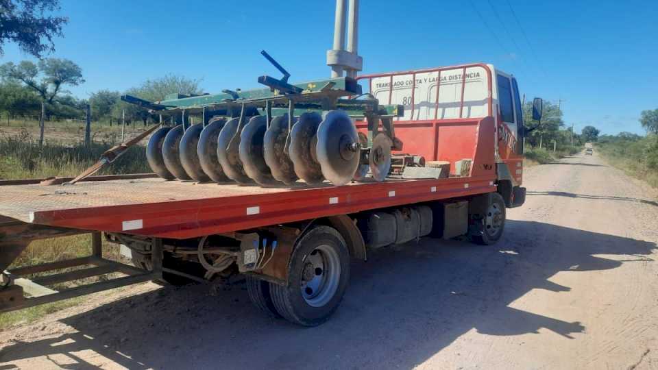 de-no-creer:-un-hombre-aro-25-kilometros-de-un-camino-vecinal-con-su-tractor-y-rastra