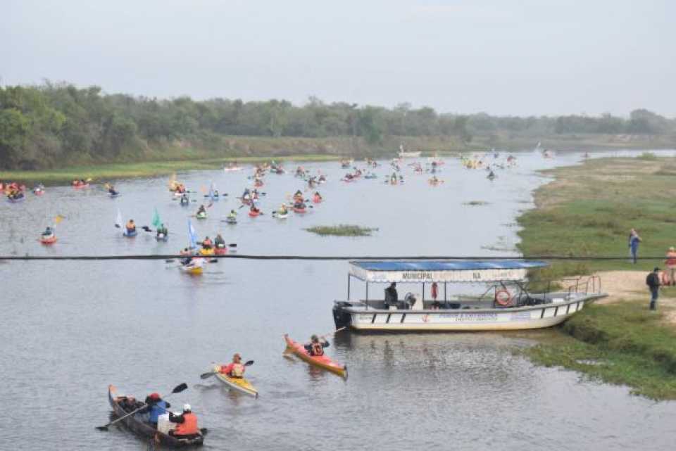 Más de 160 personas participaron de la travesía en kayaks por el río Corriente