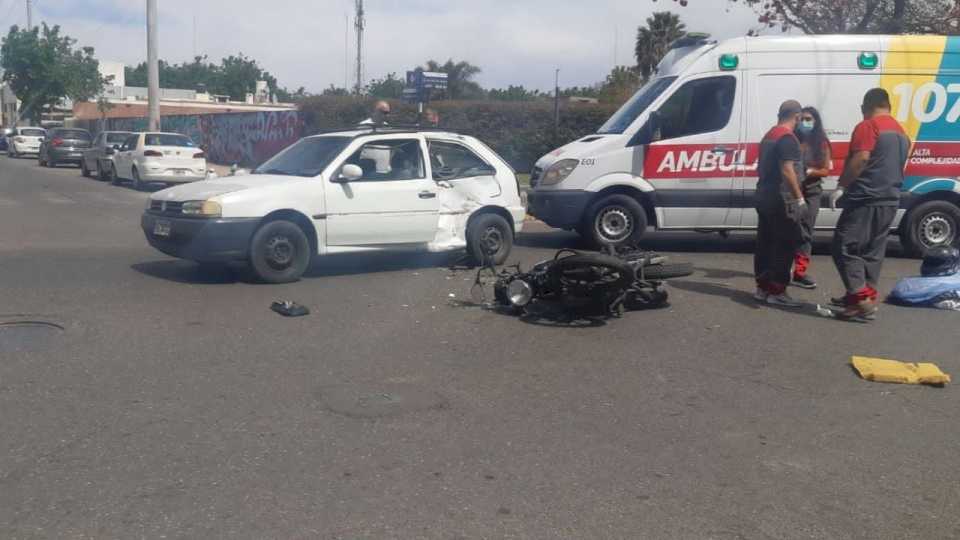 El choque de una moto con un auto en Chimbas dejó a dos jóvenes hospitalizados