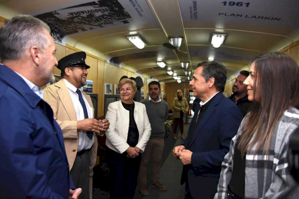 Giuliano y Lewandowski recorrieron el tren museo itinerante que llegó a Cañada de Gómez