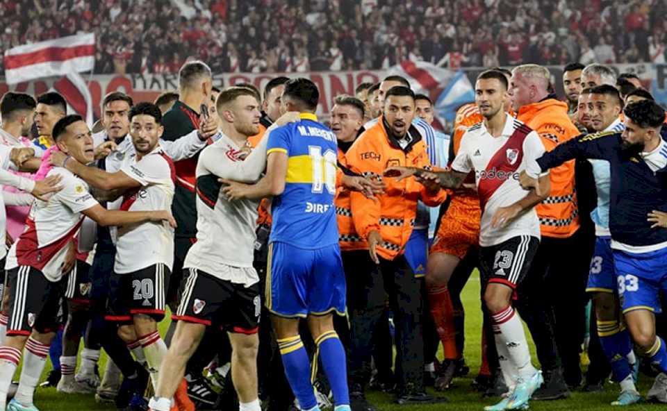 pinas,-patadas-y-ola-de-expulsiones:-el-escandalo-en-la-final-del-superclasico