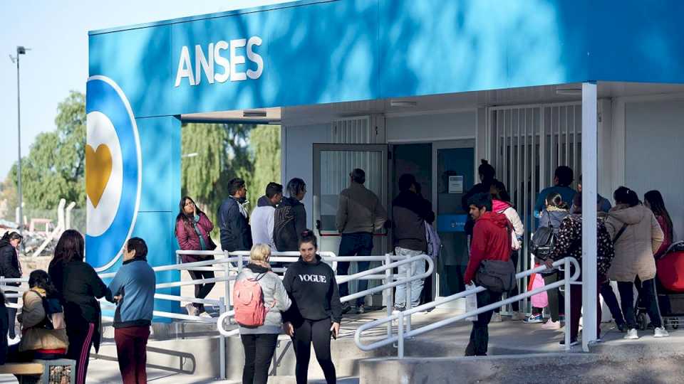 anses:-quienes-cobran-este-lunes-8-de-mayo