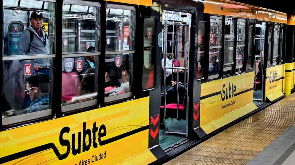 robo-en-el-subte:-ladrones-golpearon-a-dos-boleteros,-abrieron-la-caja-fuerte-y-se-llevaron-la-recaudacion