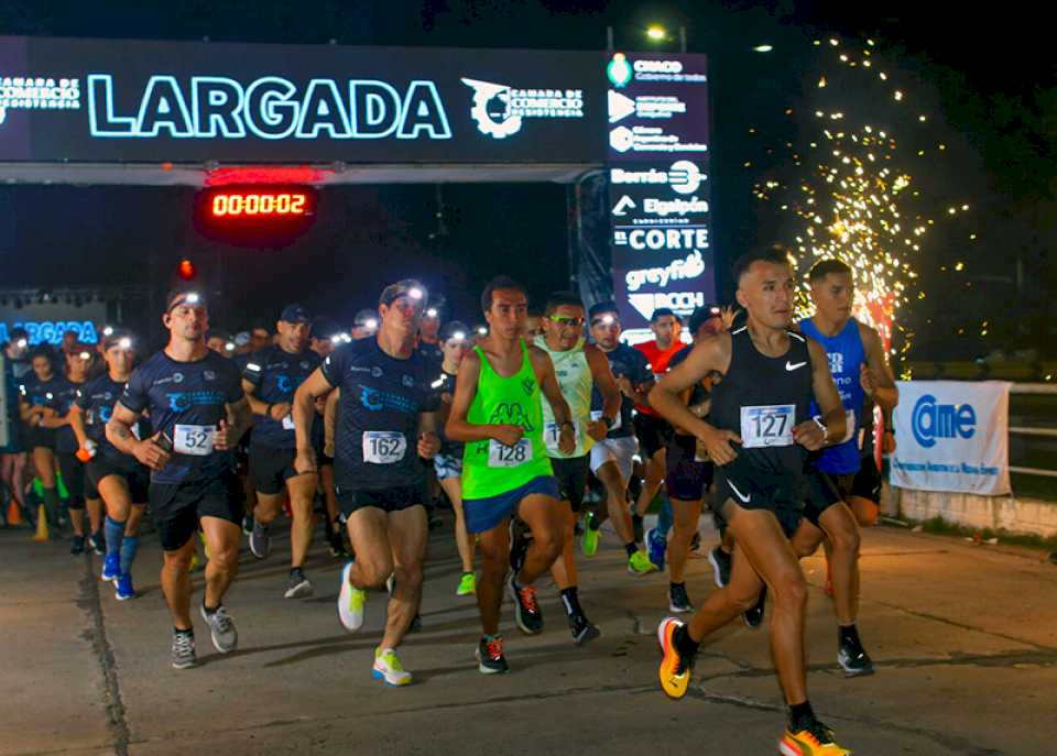 El Municipio acompañó la maratón nocturna de la Cámara de Comercio por sus 101 años