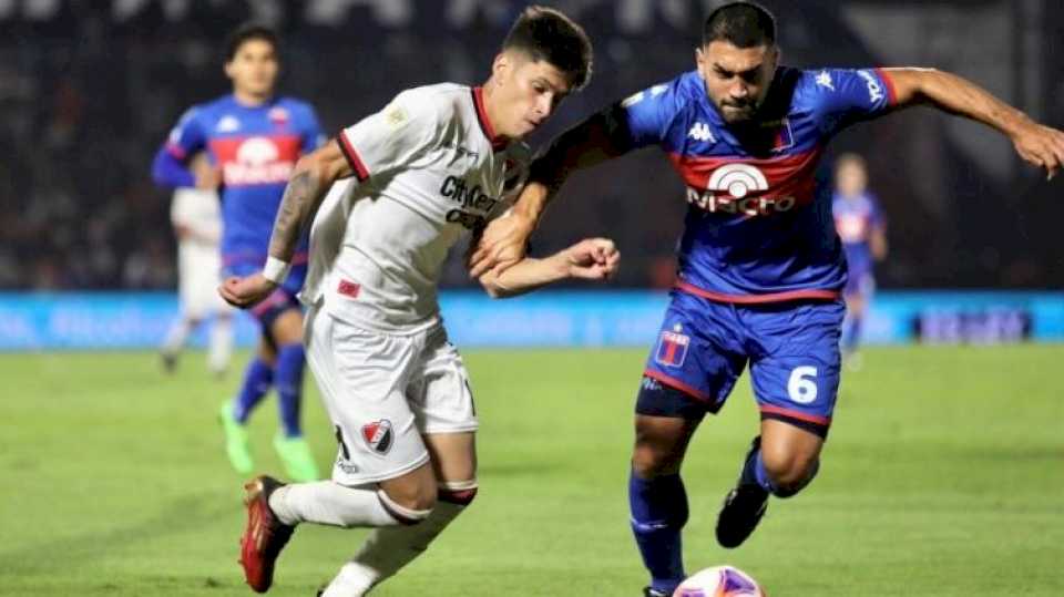 Newell’s se trajo un punto en su incursión por Victoria: 2 a 2 con Tigre