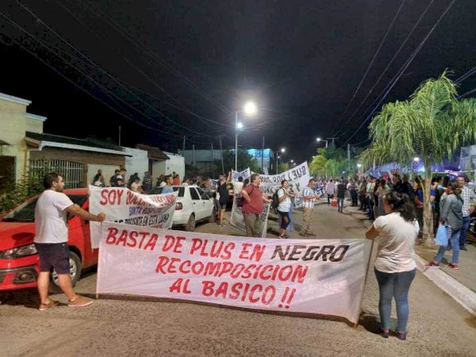 Docentes «autoconvocados» se manifestaron en la Fiesta del Surubí