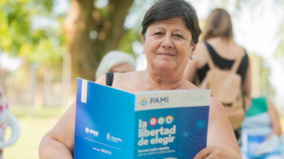 Jubilados y pensionados: ¿se puede tener PAMI y otra cobertura médica?