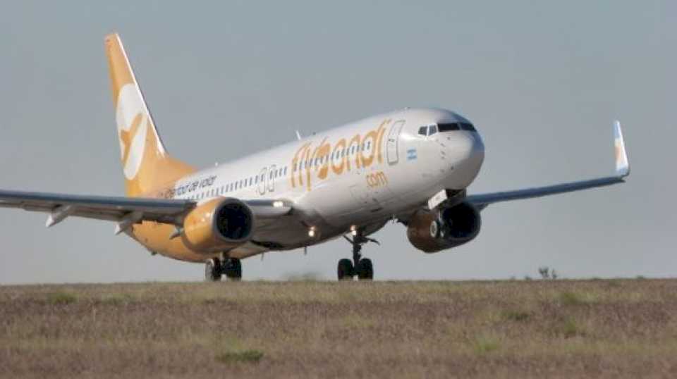 Impresionante maniobra de un avión de Flybondi antes de aterrizar: el video