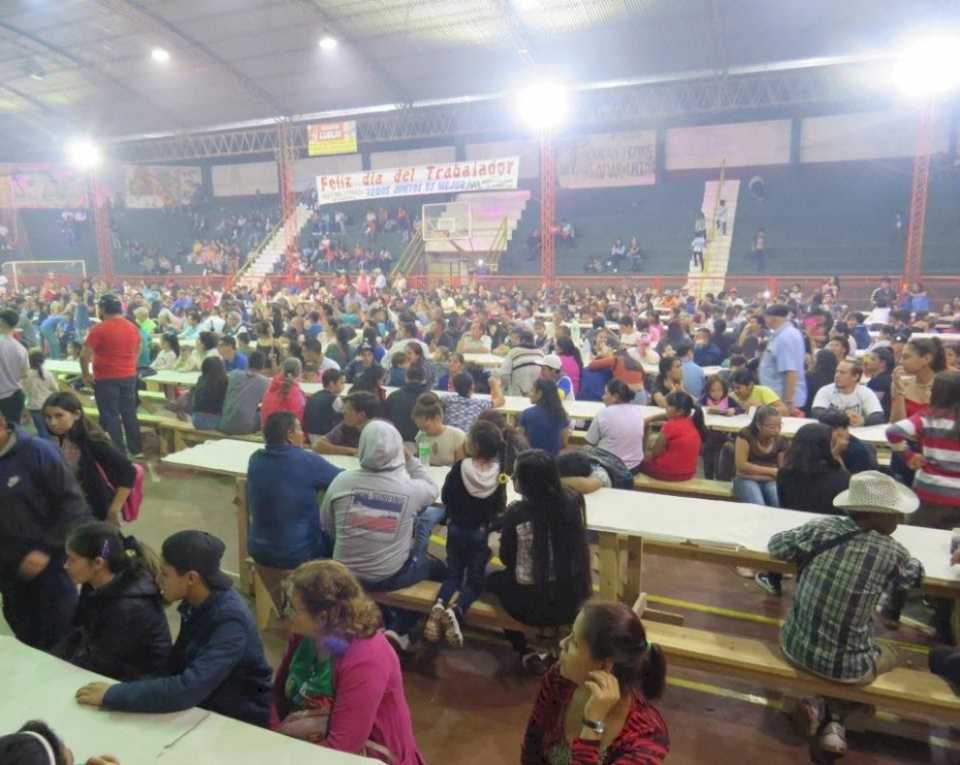 Con una cena show recibieron el día del Trabajador en Puerto Libertad