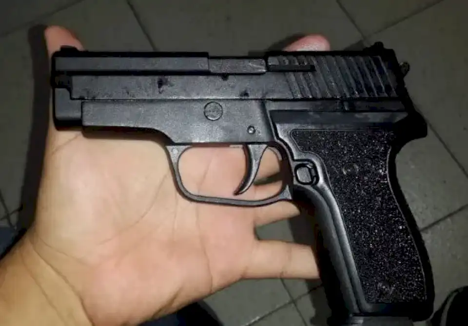 Menor de edad montado a caballo atemorizaba a vecinos con un arma de juguete