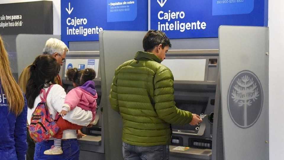 Estatales neuquinos cobrarán los sueldos desde este martes, 2 de mayo