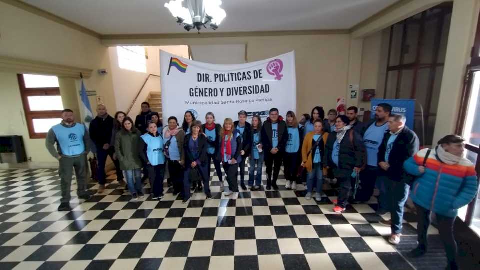 trabajadoras-de-la-direccion-de-genero-realizan-asamblea-en-el-municipio-en-reclamo-de-espacio-fisico-y-paritarias