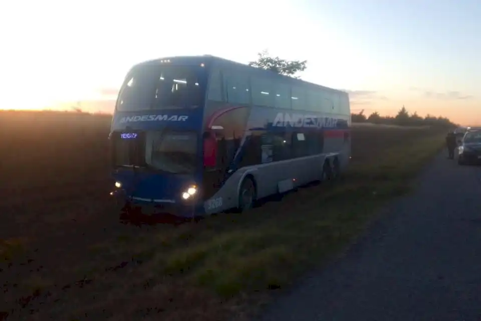 Al menos 9 personas heridas tras el derrape de un colectivo de Andesmar en la Autopista Serranías Puntanas