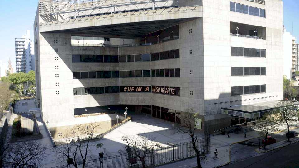 Kicillof salió al cruce de los medios que «mienten» sobre el Teatro Argentino