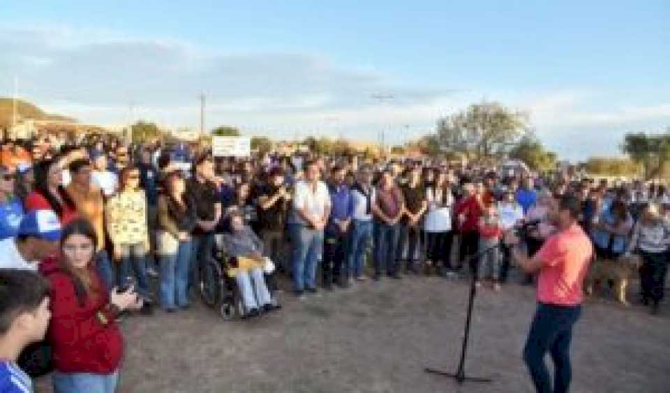 Tamayo inauguró mejoras en 2 plazas del barrio El Lince