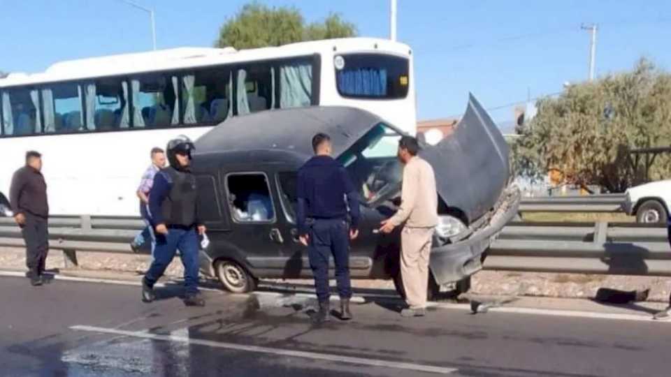 Una camioneta terminó arriba del guardarraíl en la Circunvalación