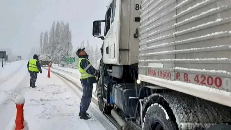 La nieve y el viento blanco complicaron el tránsito en la mayoría de las rutas cordilleranas