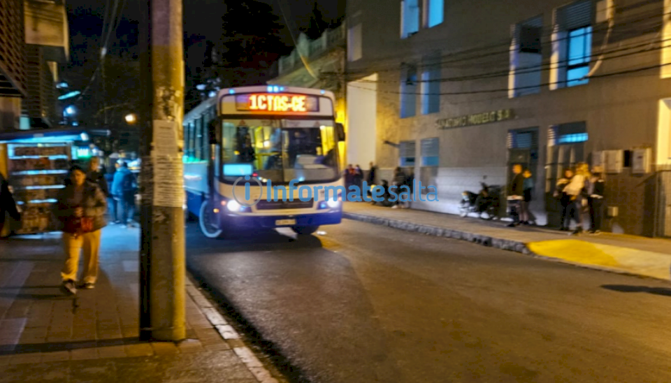 gritos,-caos-y-pedido-de-auxilio-adentro-de-un-colectivo-en-el-centro-salteno