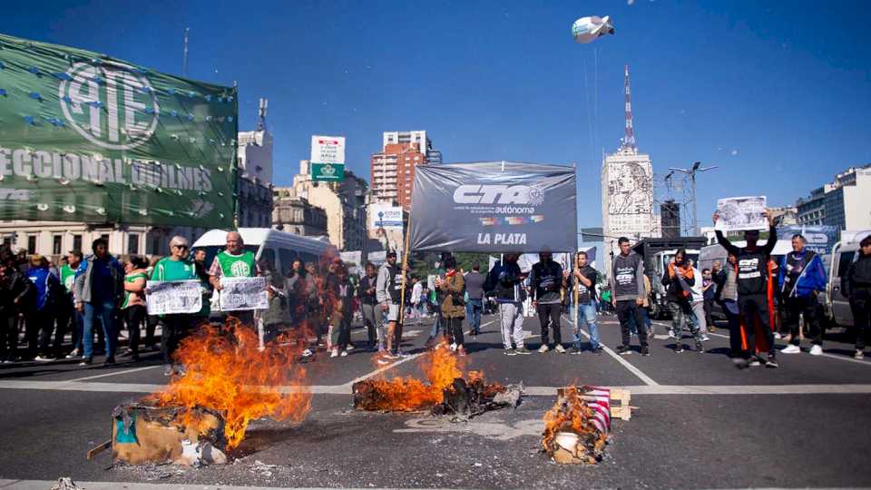 Trabajadores se movilizaron por el 1° de mayo y contra «los condicionamientos del FMI»