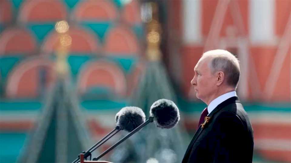 putin-presidio-el-desfile-del-dia-de-la-victoria-en-la-plaza-roja-de-moscu:-«se-ha-desencadenado-una-guerra-real»