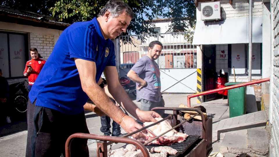 Daniel Orozco hizo un asado para los municipales mientras Rodolfo Suarez daba su discurso en la Legislatura