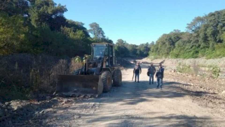 Secuestran maquinarias por extracción ilegal de áridos en el Río Muerto