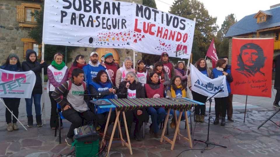 sindicatos-de-bariloche-conmemoraron-el-dia-del-trabajador-en-el-centro-civico