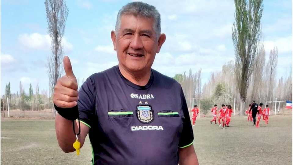 los-chats-de-un-arbitro-de-mendoza-que-se-hacia-pasar-por-sus-nietos-y-le-pedia-fotos-a-menores-de-edad