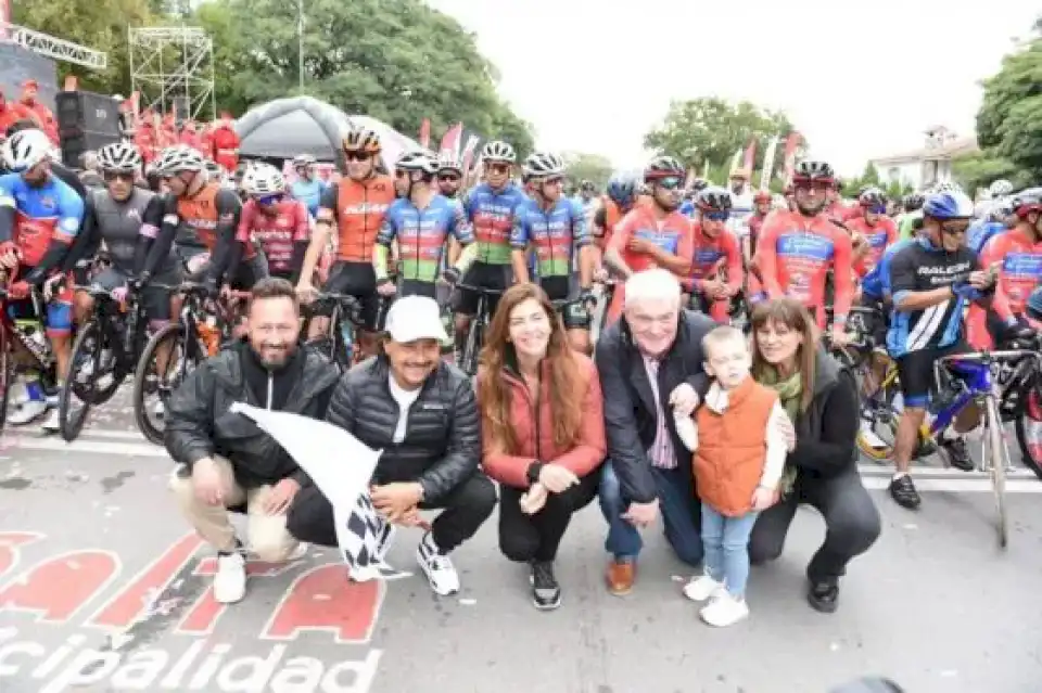 mas-de-200-ciclistas-de-todo-el-pais-padalearon-en-la-clasica-1°-de-mayo