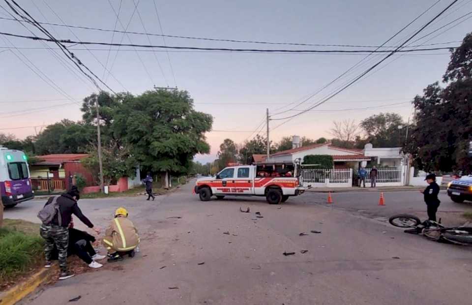 Choque entre una moto y un auto