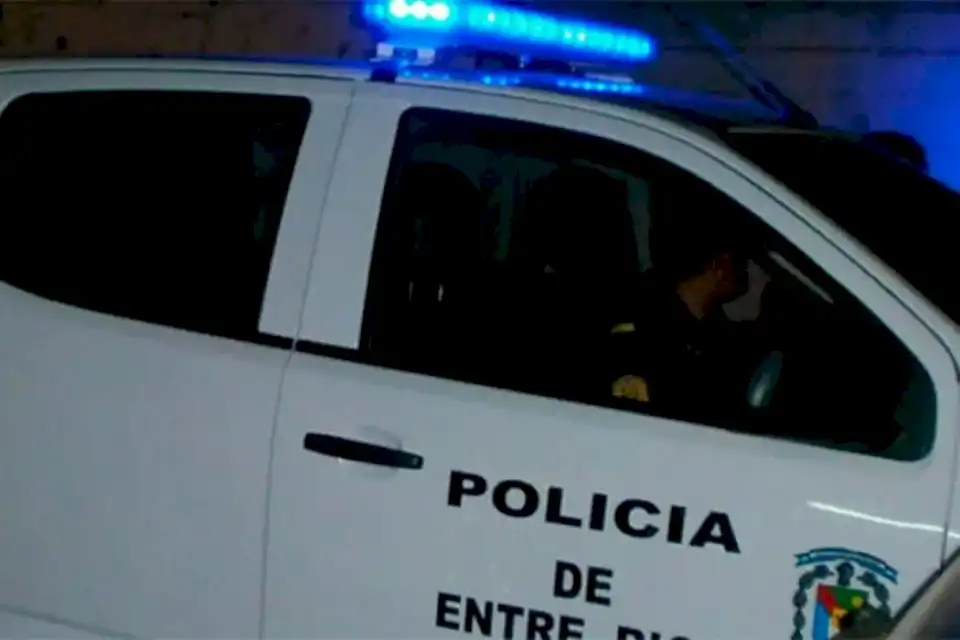 Malviviente violentó un auto para robarlo y agredió a los policías que fueron a detenerlo