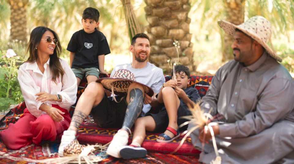 Lionel Messi viajó a Arabia Saudita en medio de las dudas sobre su continuidad en el PSG