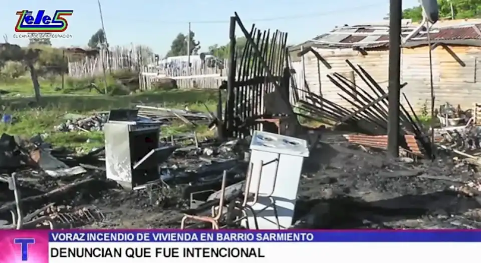 Voraz incendio consumió la totalidad de una vivienda y vecinos creen que fue intencional