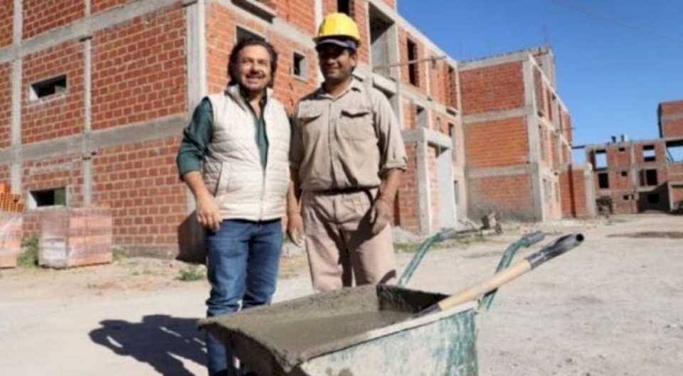 rosario-de-la-frontera:-saenz-verifico-el-avance-de-obras-en-el-hospital-y-la-construccion-de-48-viviendas