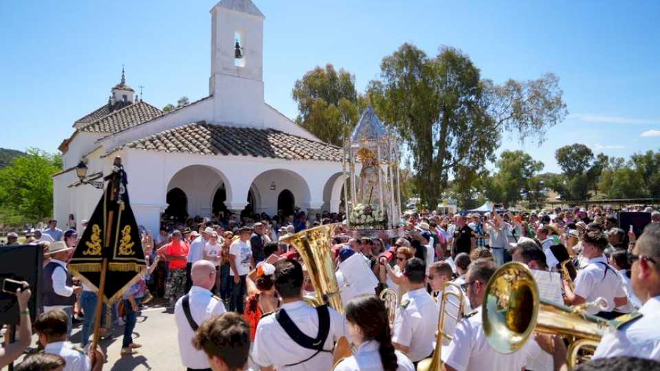 la-virgen-de-veredas-reune-a-una-multitud-de-personas-en-su-romeria-de-torrecampo