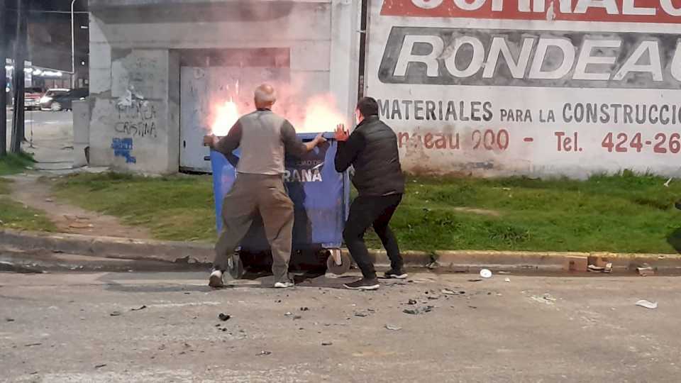 vecinos-impidieron-el-incendio-de-un-contenedor