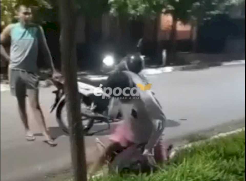 Video: vecino golpeó salvajemente a un hombre acusándolo de robo